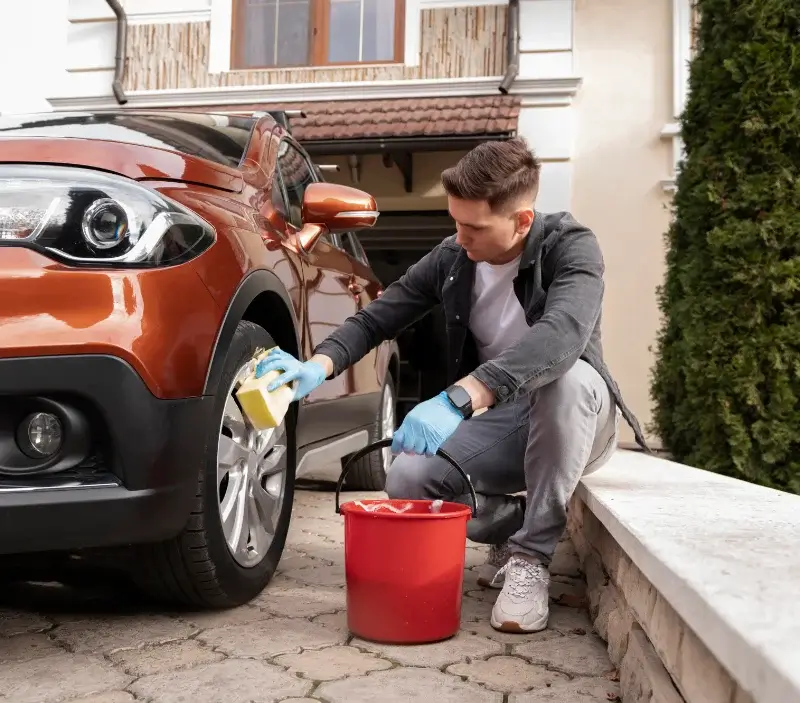 Lavage auto à domicile Sauto : professionnel intervenant sur un véhicule